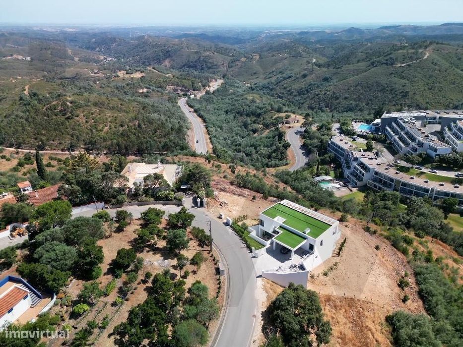 Moradia NOVA de linhas modernas e com vistas deslumbrantes nas Caldas