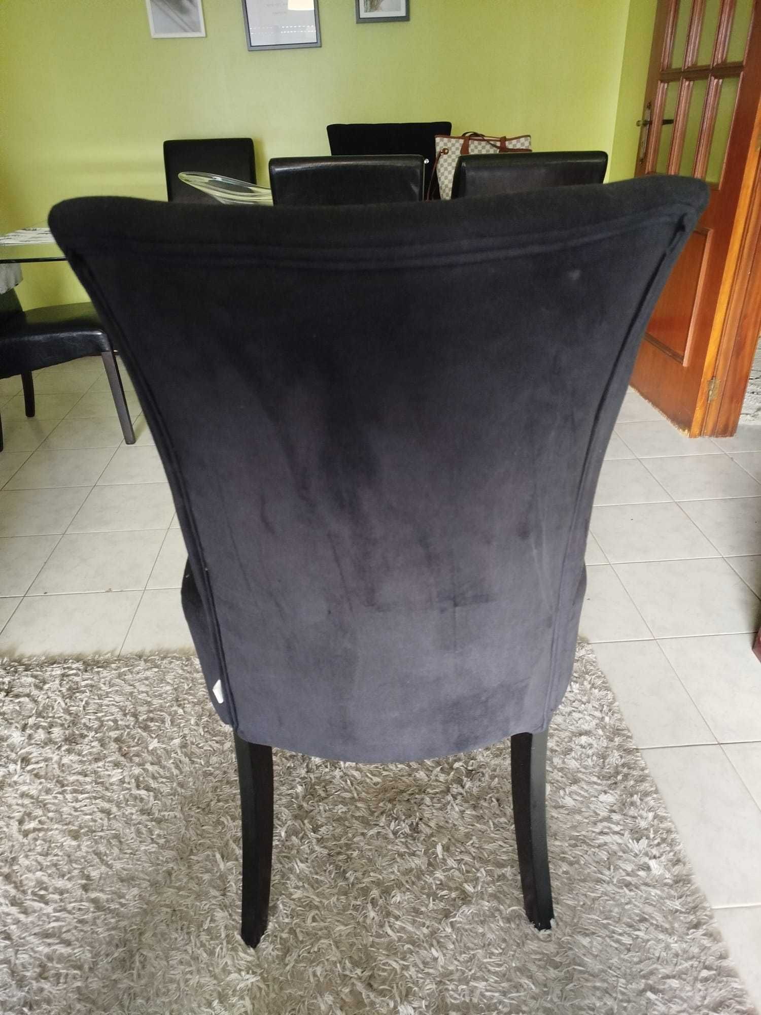Cadeira de sala em veludo preto e cristais.