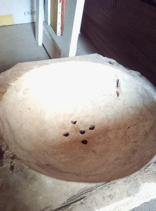 Pia antiga em mármore