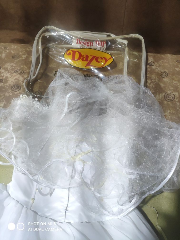 Свадебное платье с фатой и налокотниками