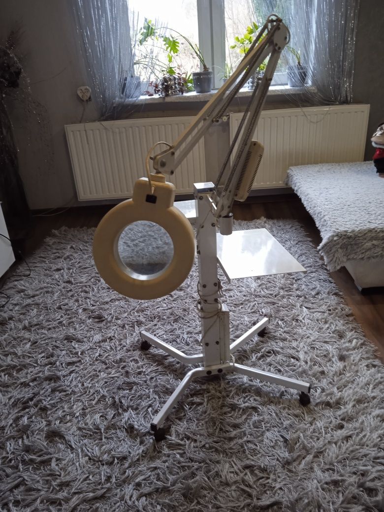 Lampa kosmetyczna z lupą i stolikiem