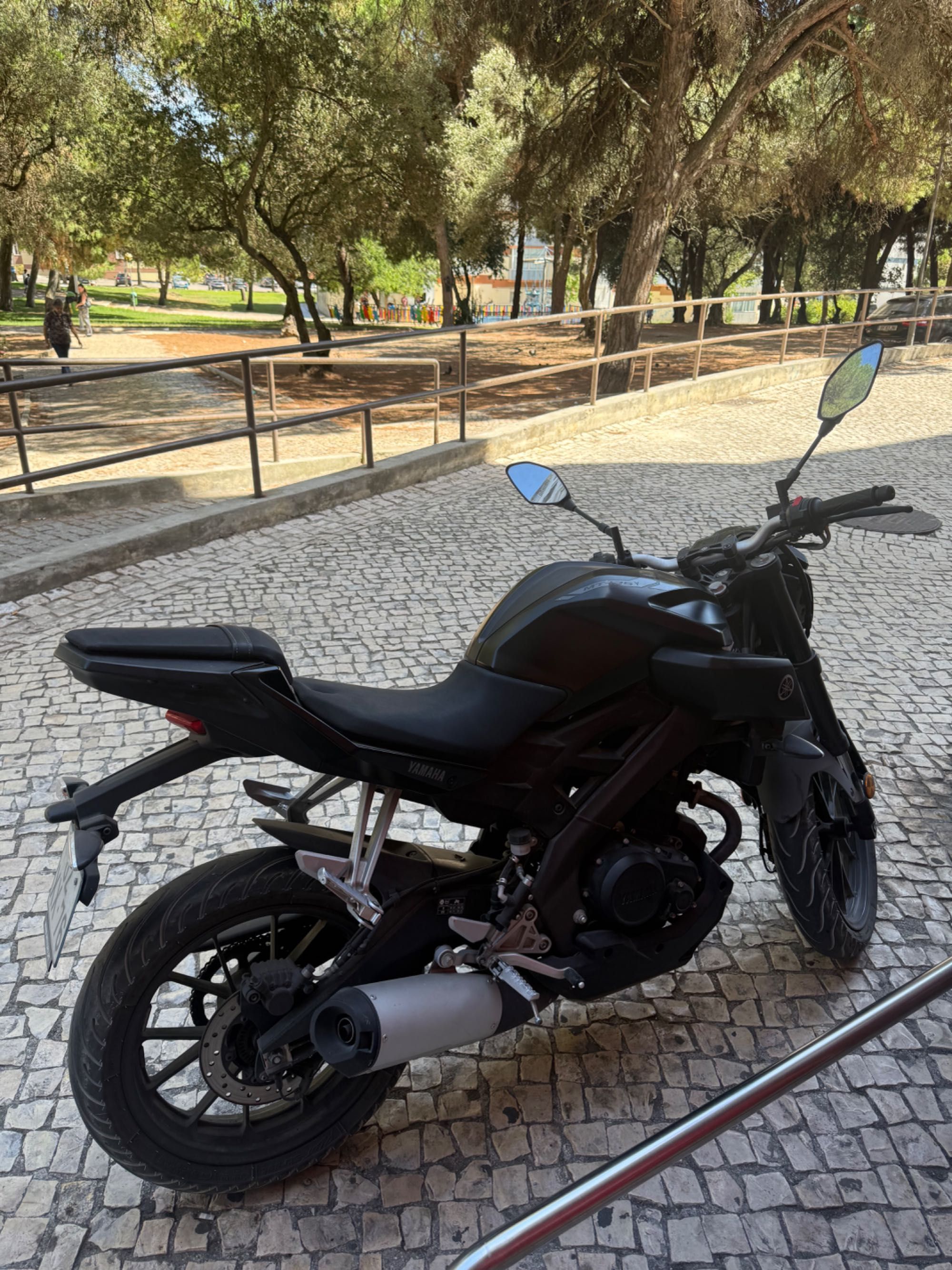 Yamaha mt125 preta