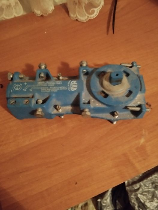 Siłownik hydrauliczny do drzwi