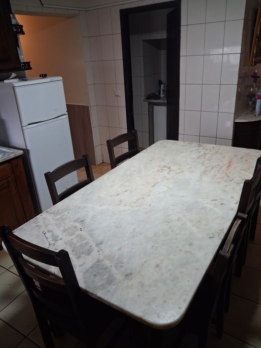 Mesa de mármore com 6 cadeiras de madeira 1,90 mt por 1 mt