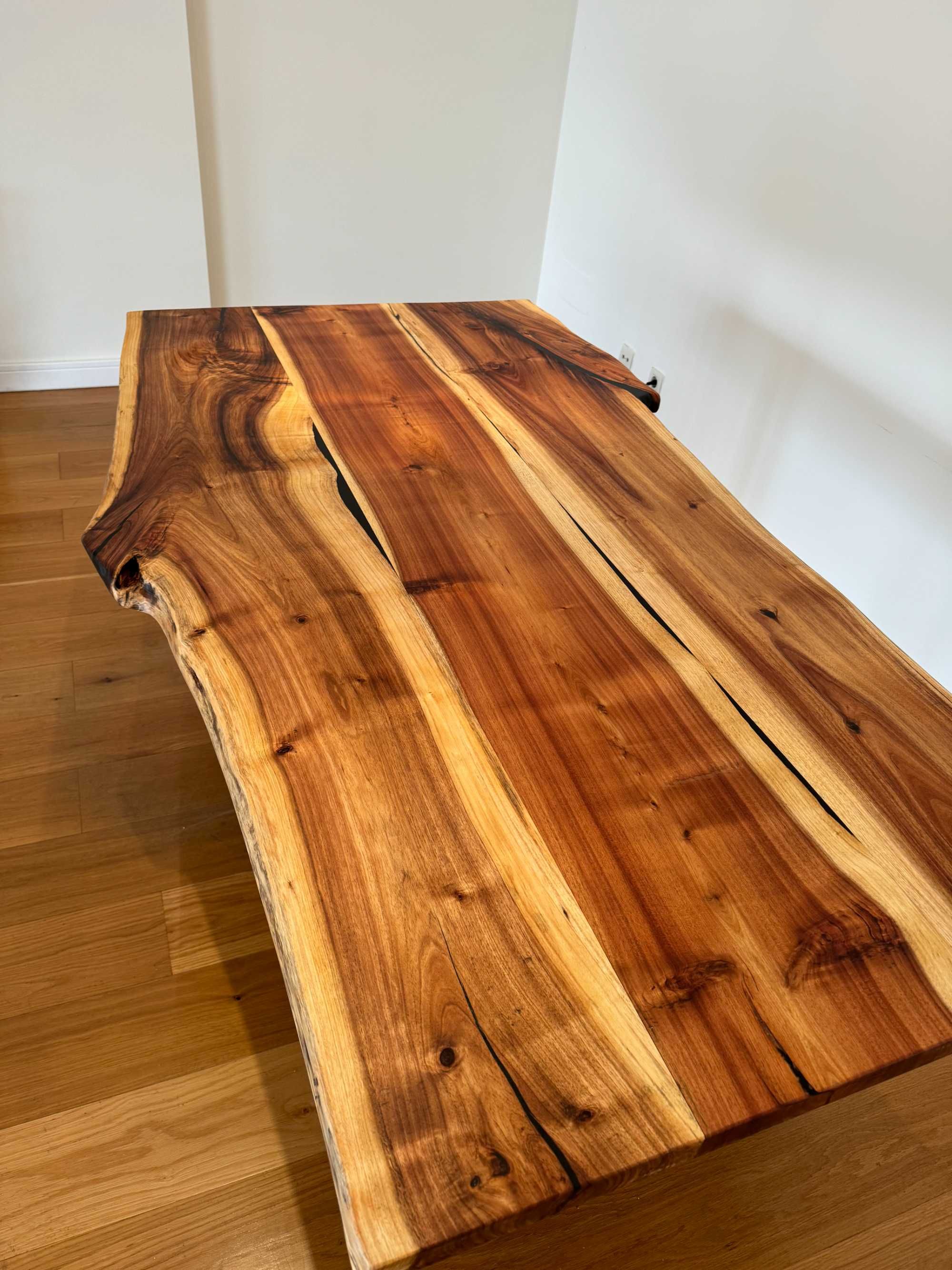 Mesa de jantar em madeira maciça, prateleiras, peças decorativas.