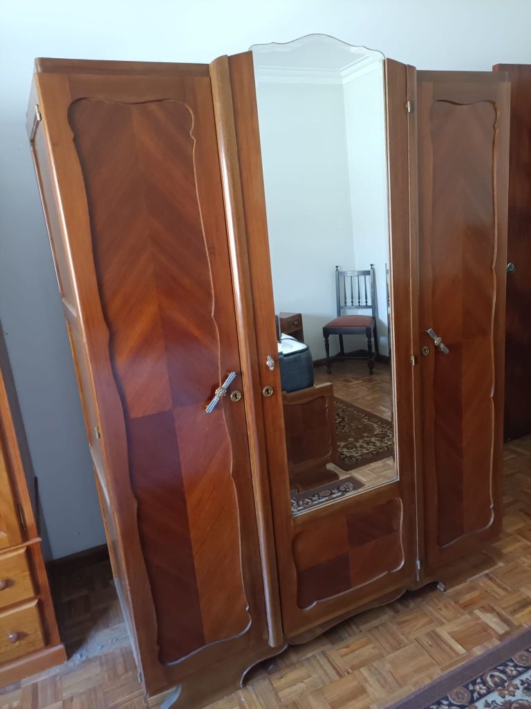 Conjunto de Mobiliário de Quarto Clássico em Madeira Maciça