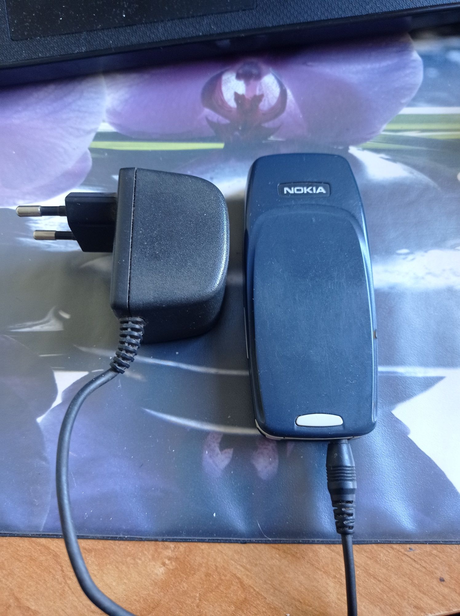 Telefon Nokia 3310 z ładowarką
