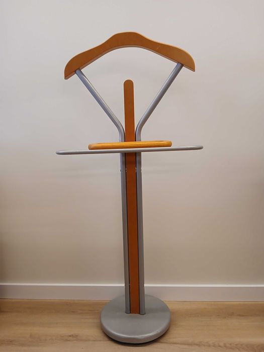 Cabide de pé com prateleira