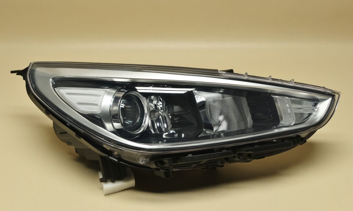 Reflektor lampa Hyundai i30 prawy
