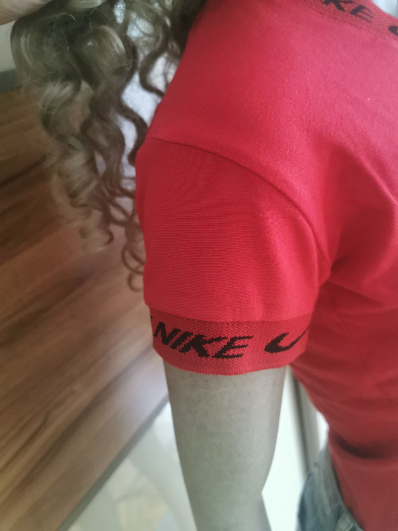 Nowa koszulka damska Nike w kolorze czerwonym logo szyte napis rękawy