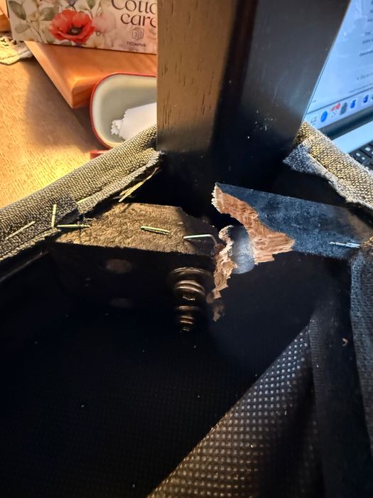 Komplet 6 krzeseł tapicerowanych – solidne, wygodne, jedno uszkodzone