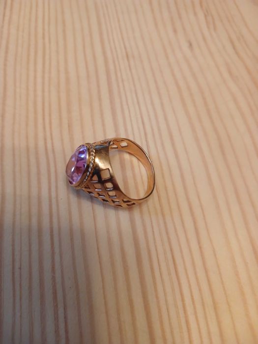Продам кольцо с розовым камнем