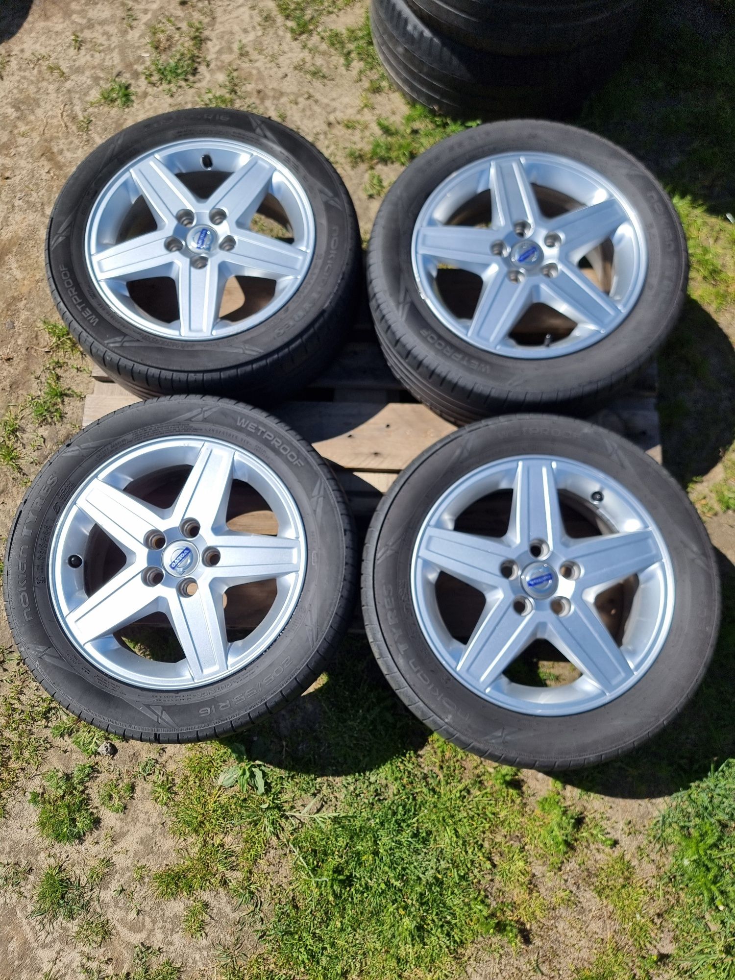 4x Felgi aluminiowe Volvo 5x108 z oponami letnimi 205 55r16 Nokian