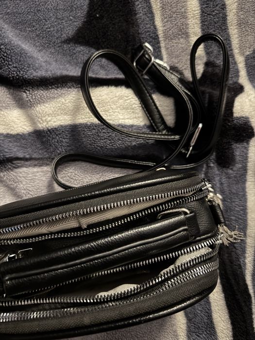 Чорная сумка через плечо в хорошем состоянии
