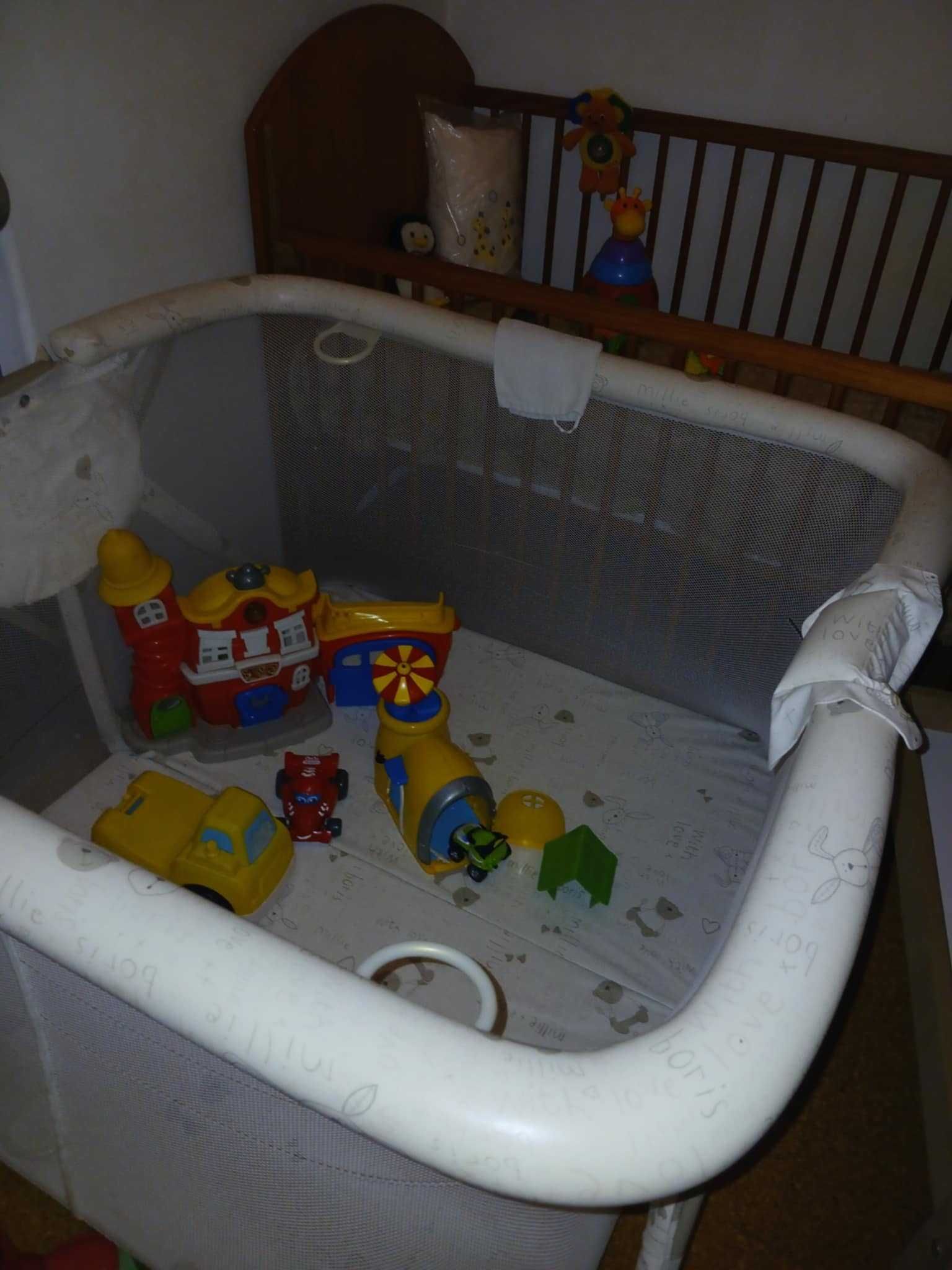 Quarto para bebé com berço de cerejeira da Trama