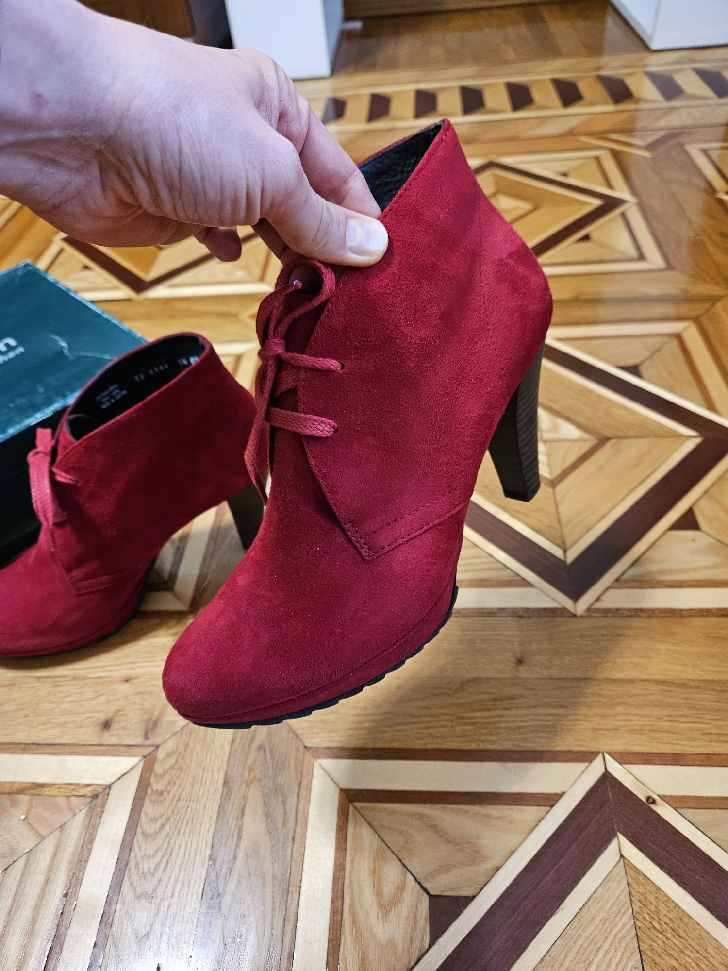 Продам червоні чобітки PAUL GREEN