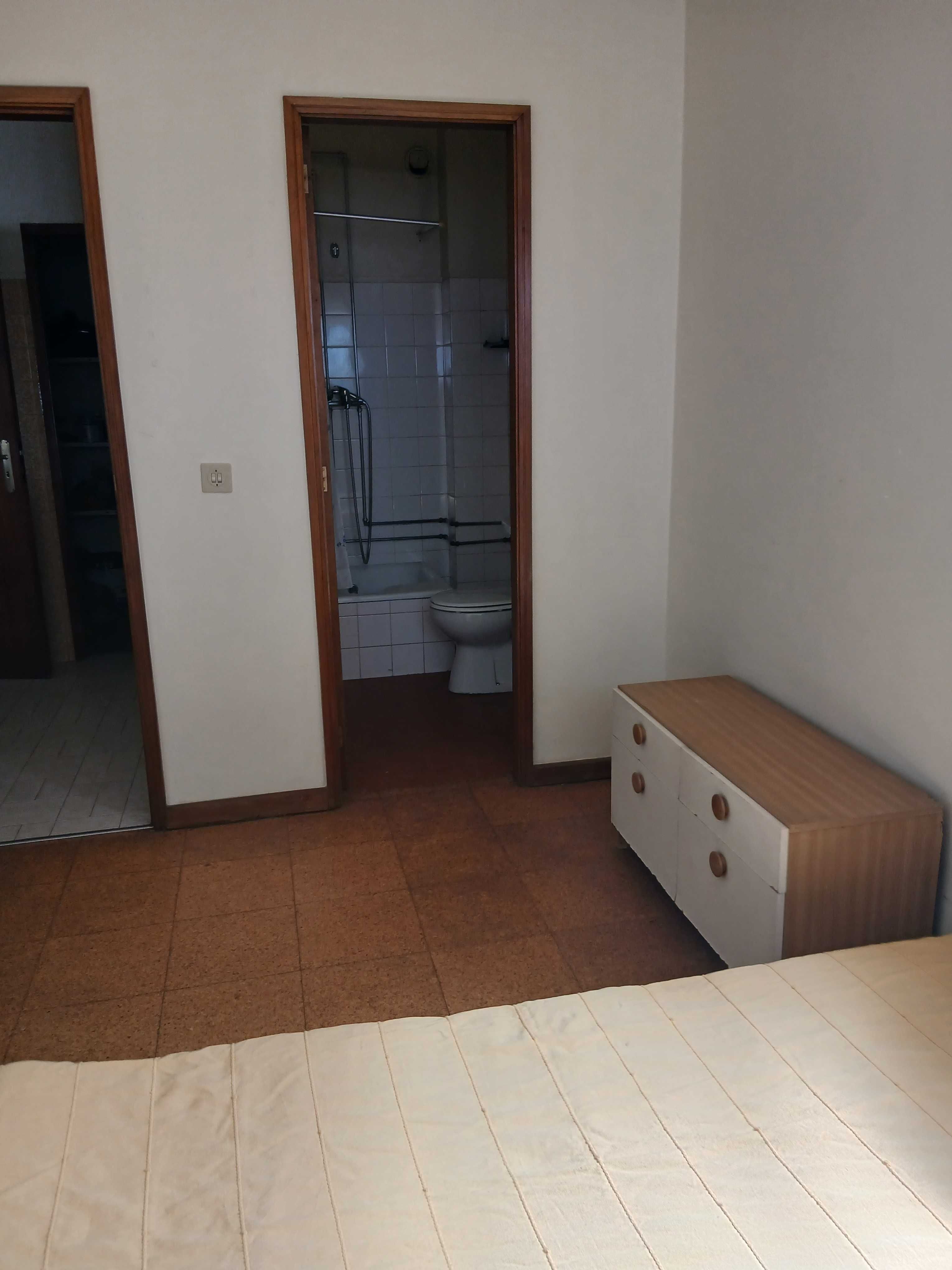 Arrendo andar com 165 m2 no Porto
