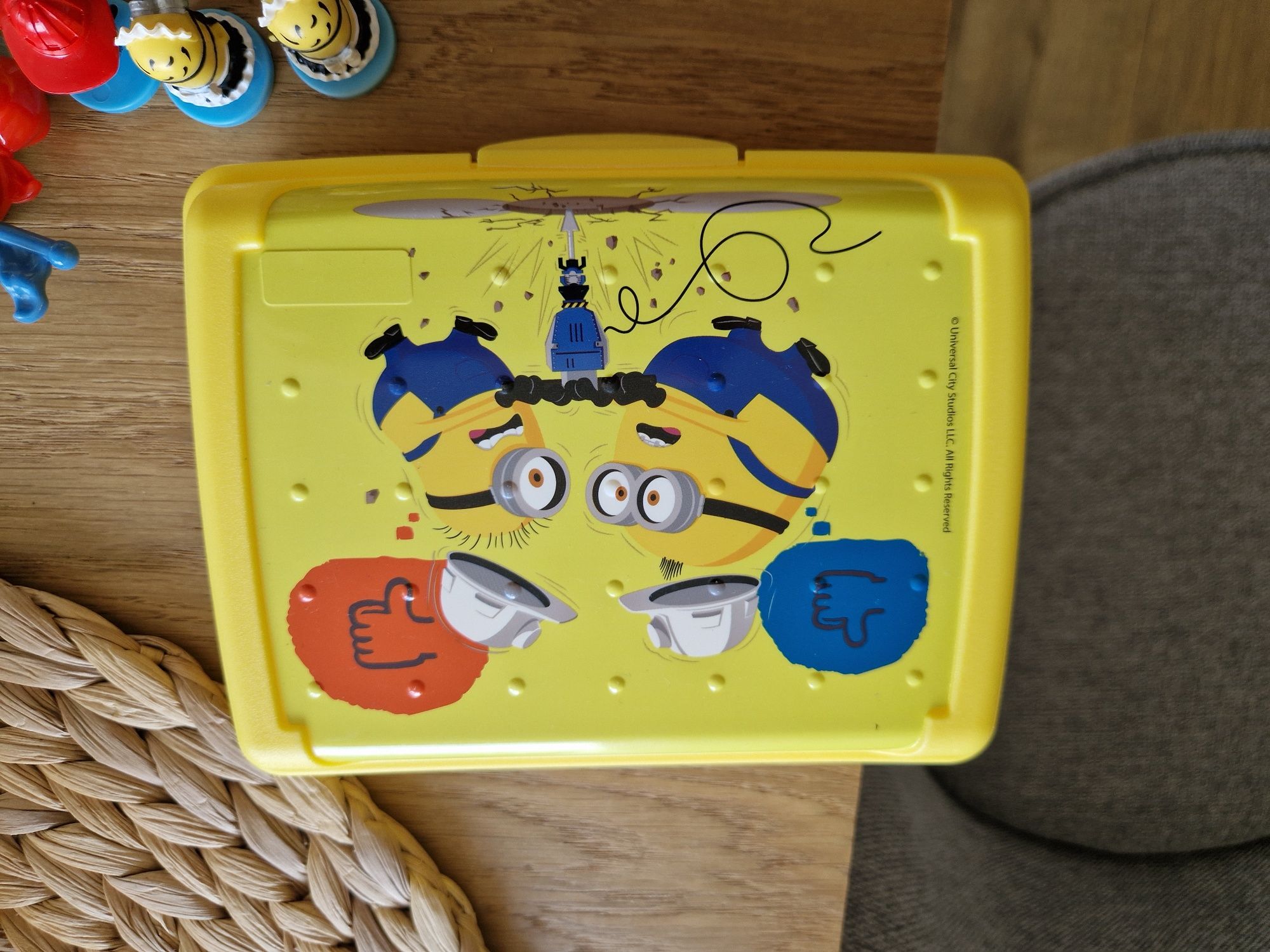 2 Zestawy minionków z 2 pojemnikami