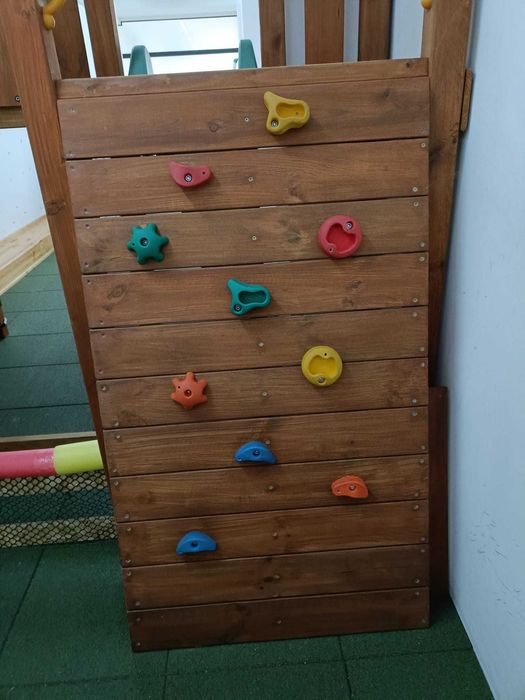 Parque infantil em madeira, com escorrega