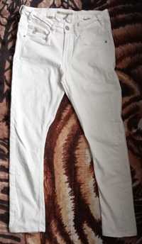 Białe spodnie Cropp
