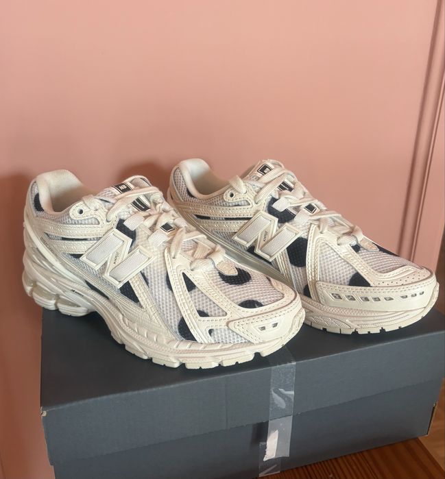 New Balance 1906R dots