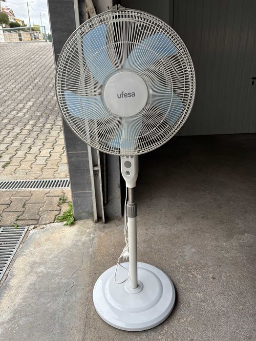 Ventoinha de pé UFESA com várias funções