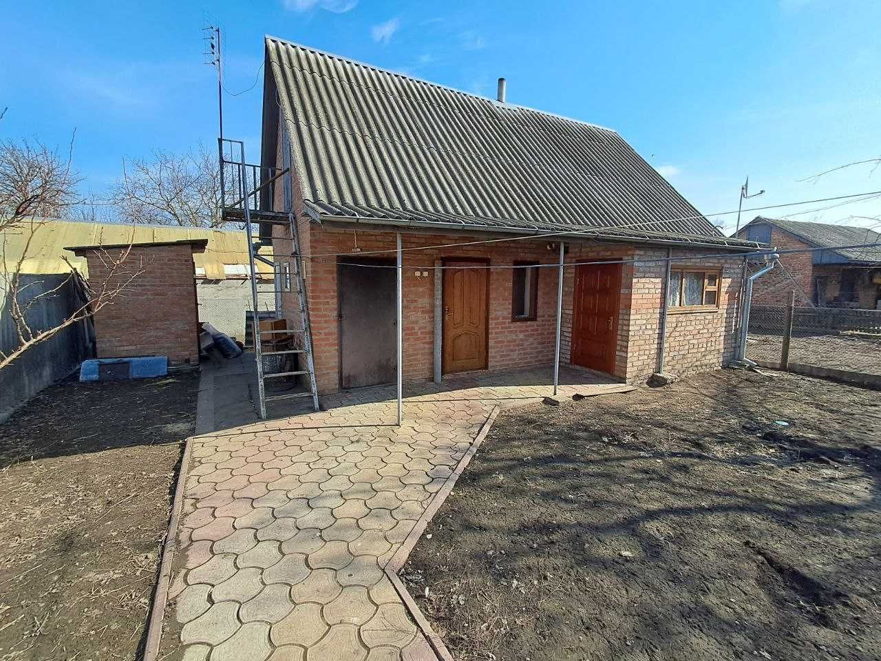 Двох поверховий будинок по вулиці Піонерська.