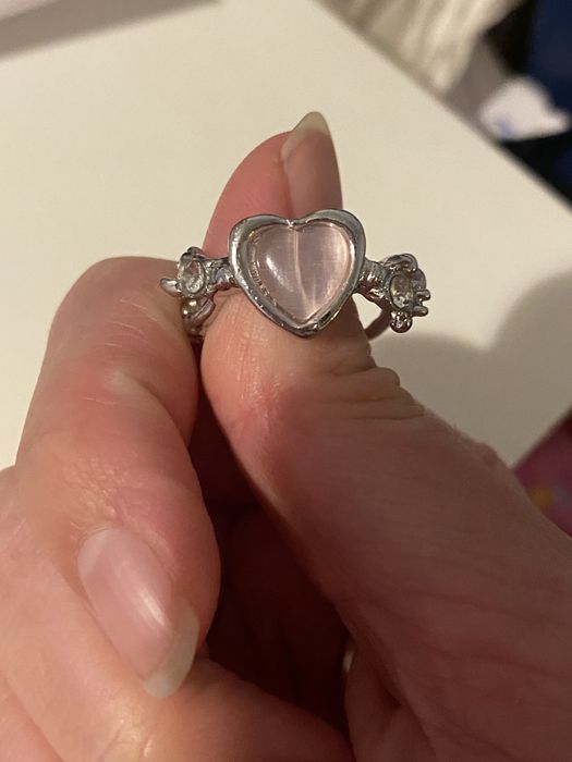 Каблучка з родевим каменем у вигляді серця