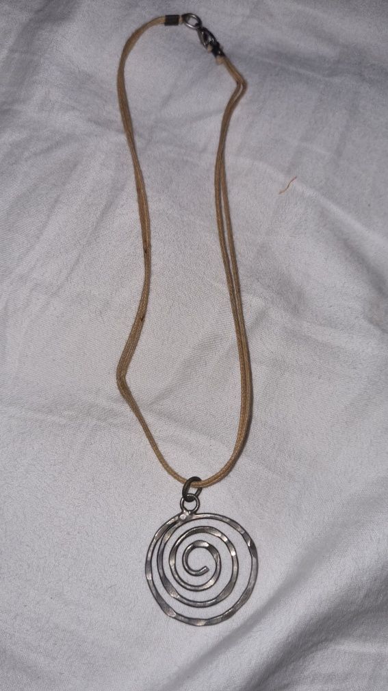 Colar com corda e pendente