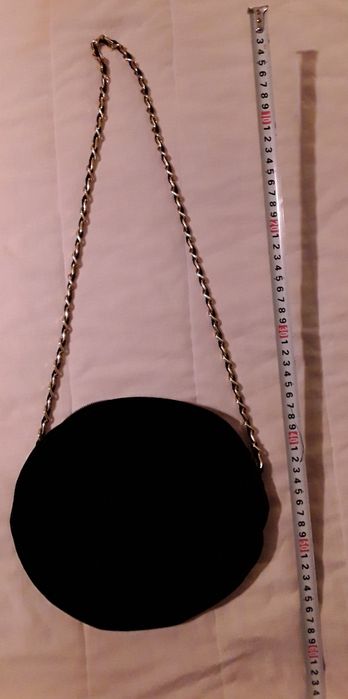 Mala preta em veludo com corrente dourada, Strass