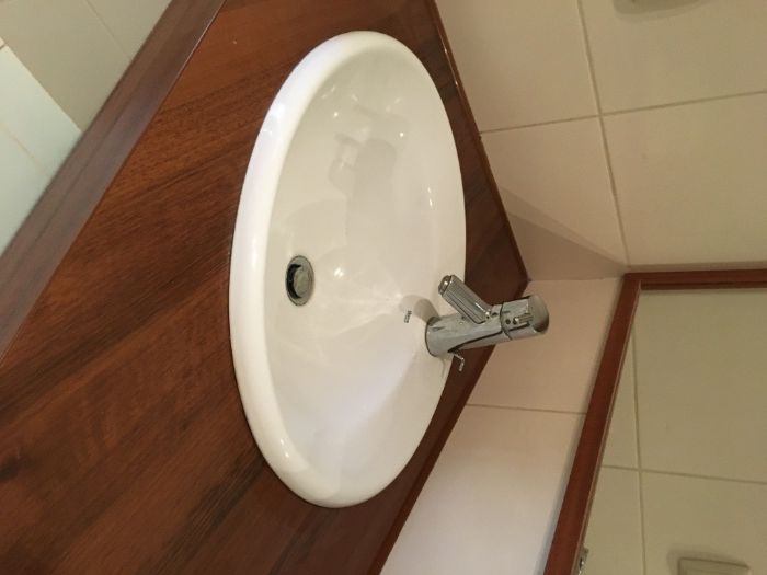 umywalka ROCA wpuszczana w blat z baterią hansgrohe