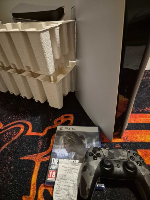 Ps 5 825 z napędem jeszcze jest gwarancja jak nowa, idealna na Święta