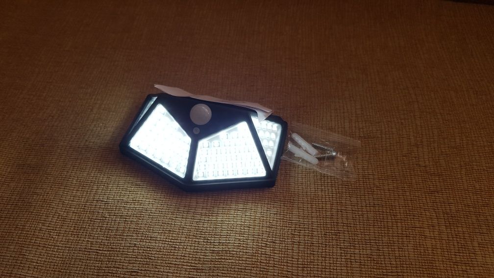 Lampka solarna z detektorem ruchu