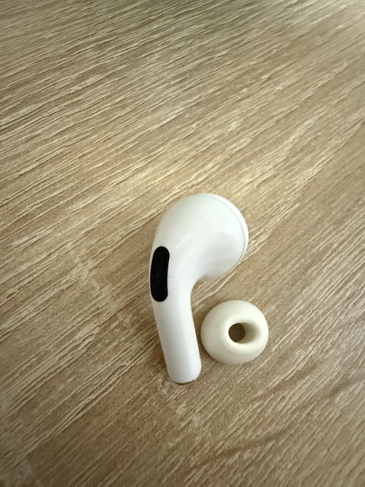 Продам левый наушник для airpods pro 2 (A2699)