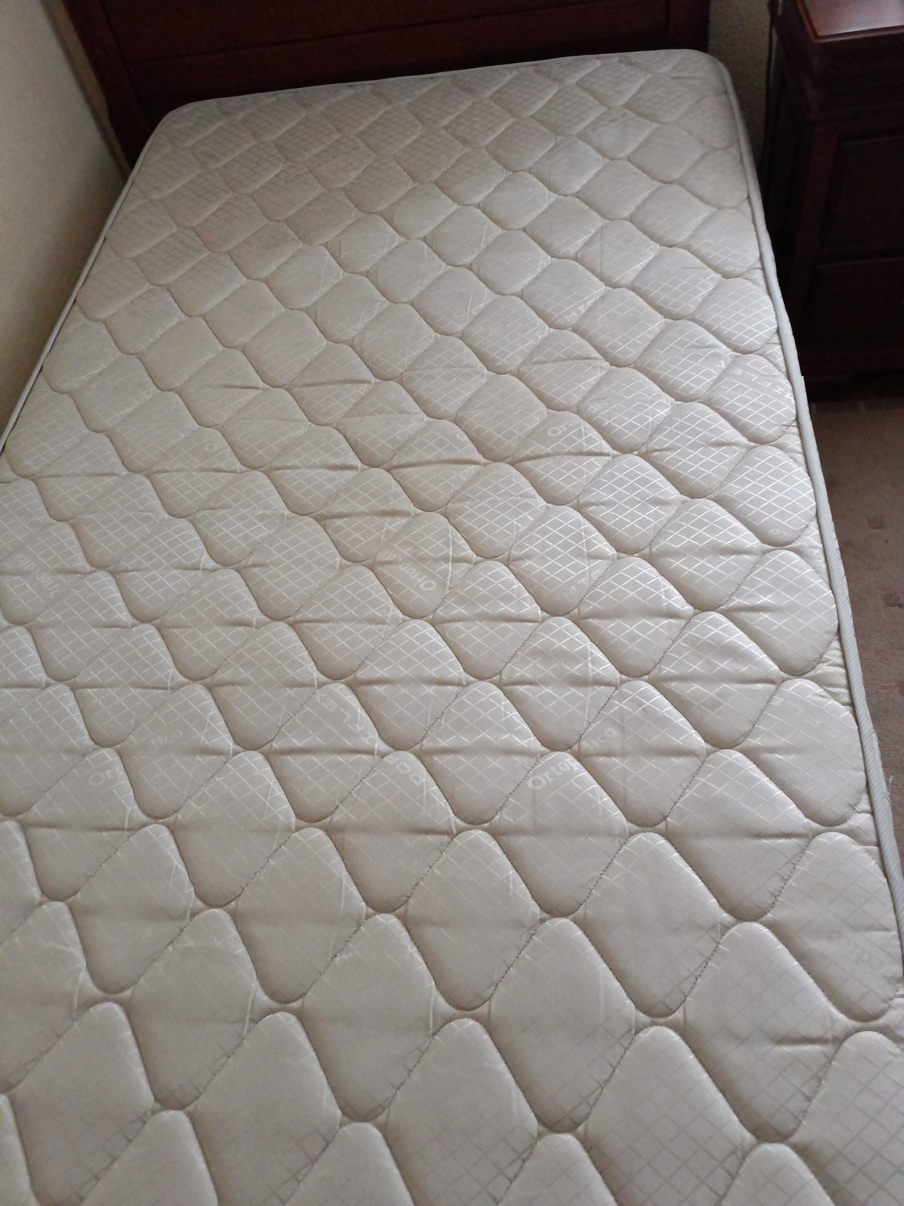 Cama em madeira de cerejeira