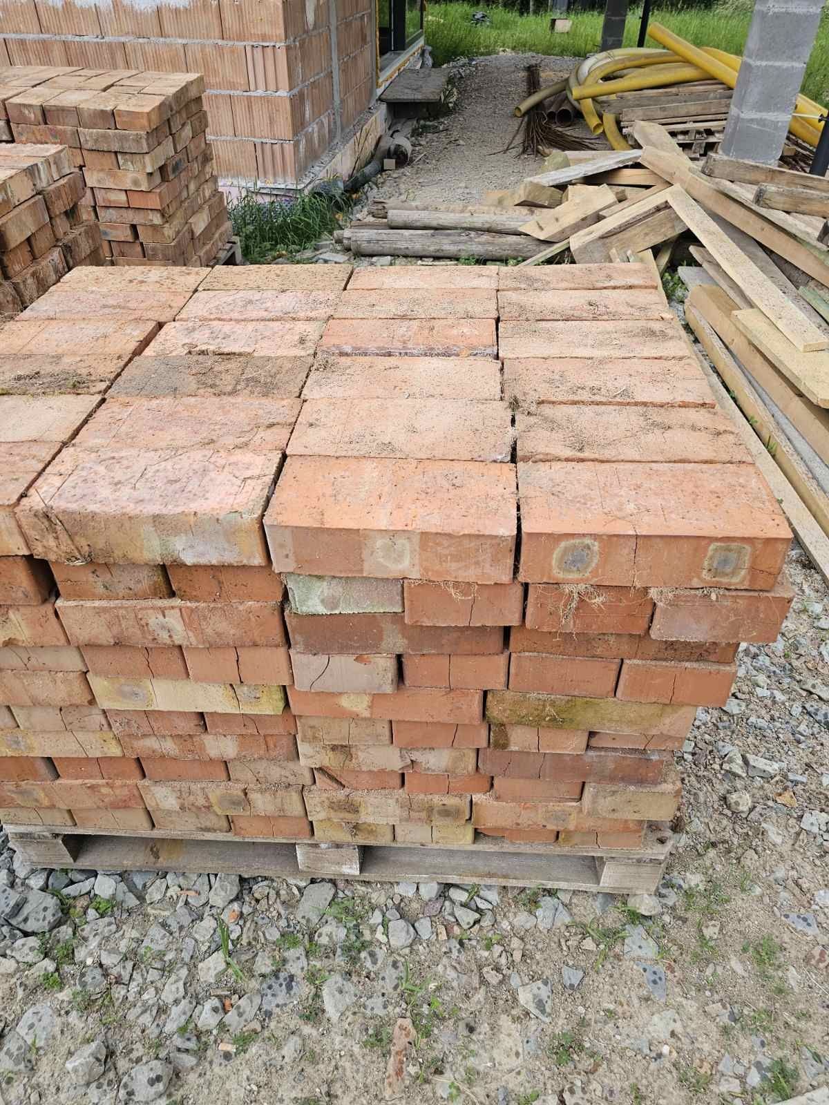 Cegła pełna ,stara nieużywana.