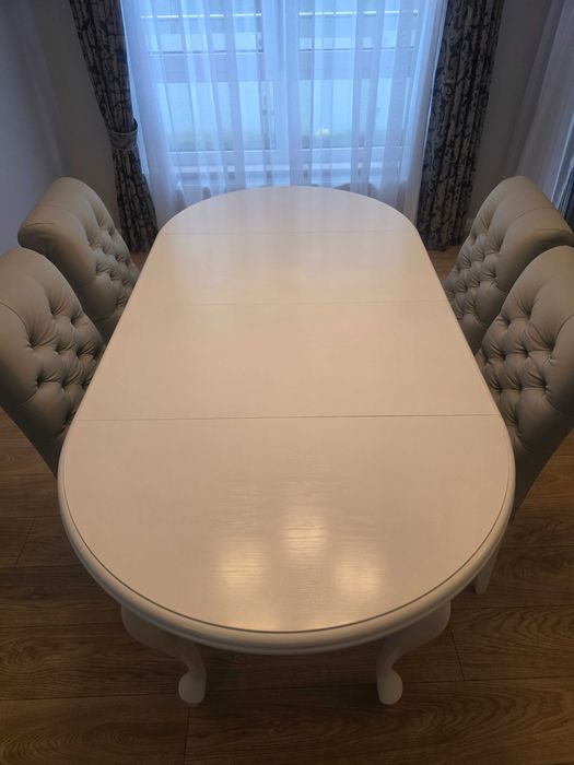 Stół okrągły Ludwik biały + 4 krzesła Chesterfield, rozkładany