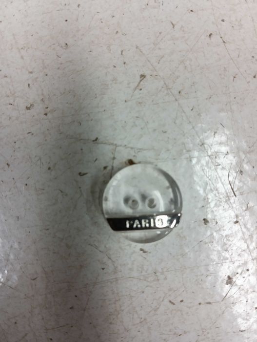 Botões transparentes com logotipo de Paris