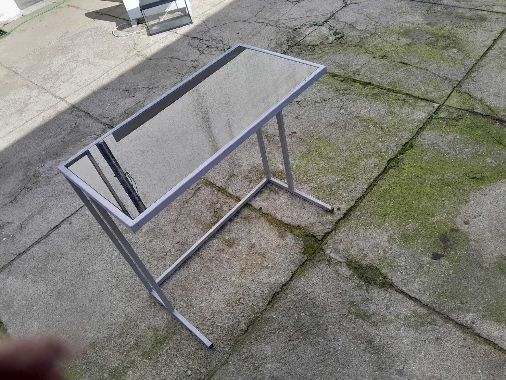 Mesa de vidro com pés