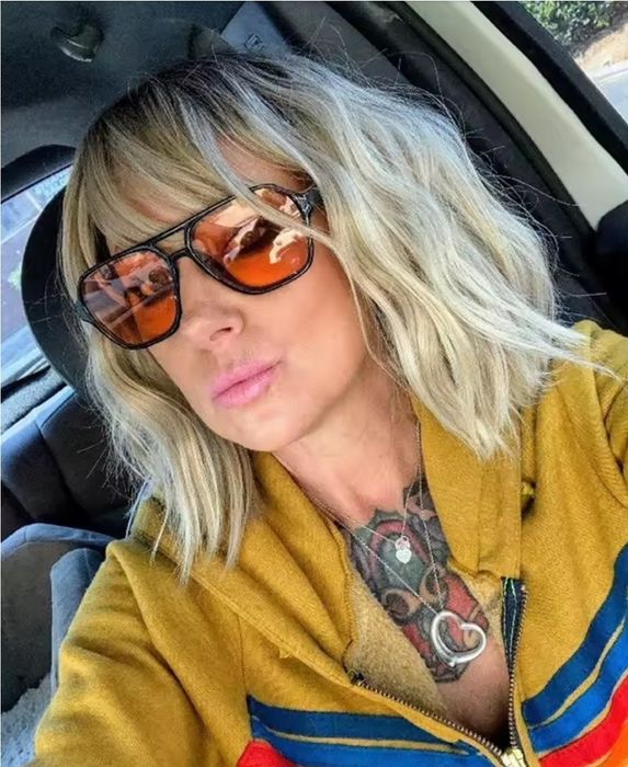 Peruka bezowa kręcona 150% włosów