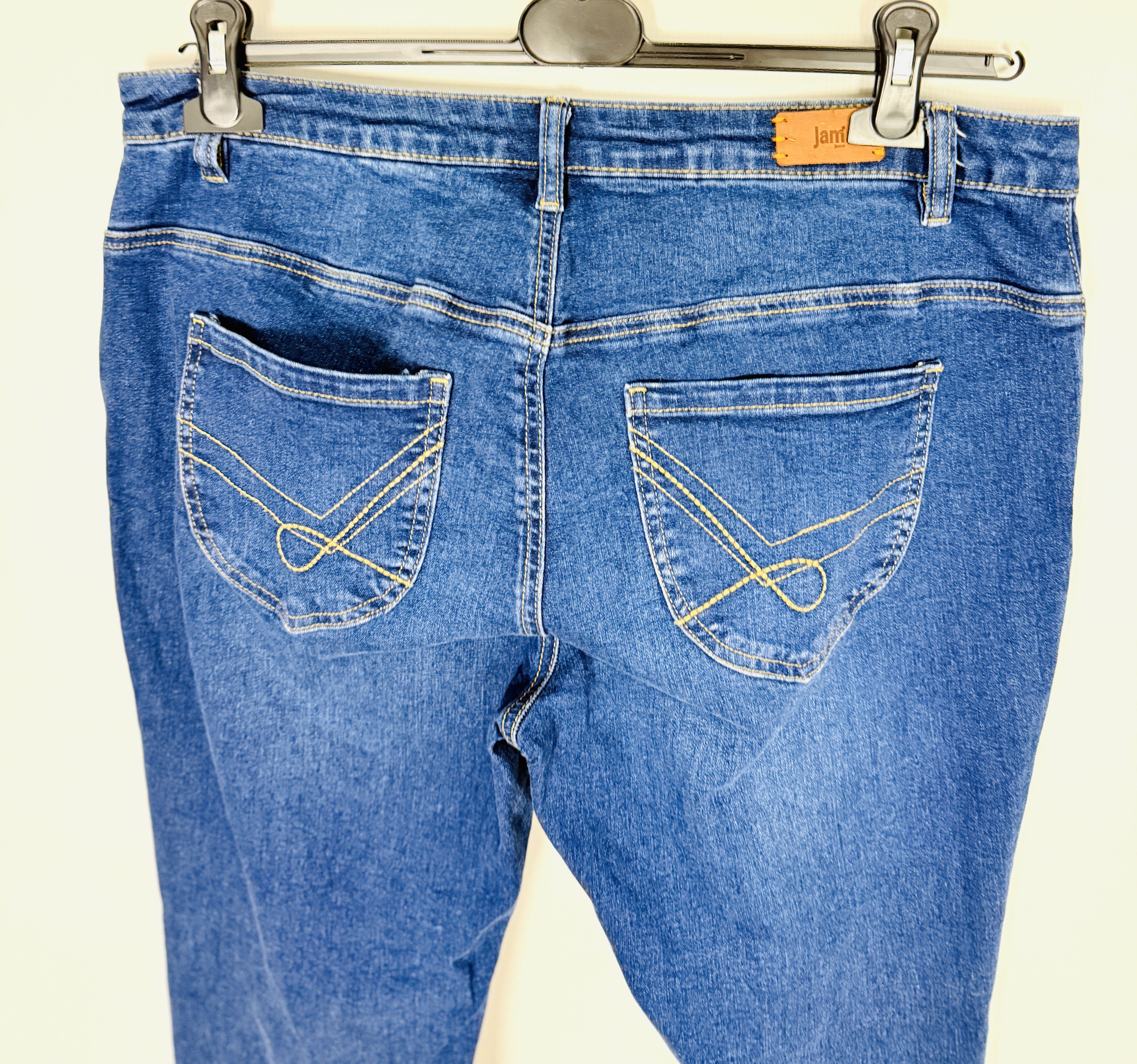 Jeansowe proste spodnie z ciemnego denimu i ozdobnym przeszyciem