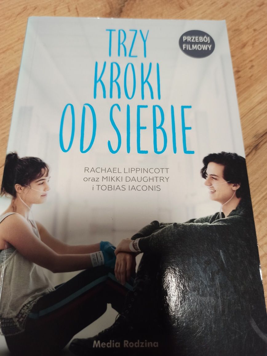 Trzy kroki od siebie
