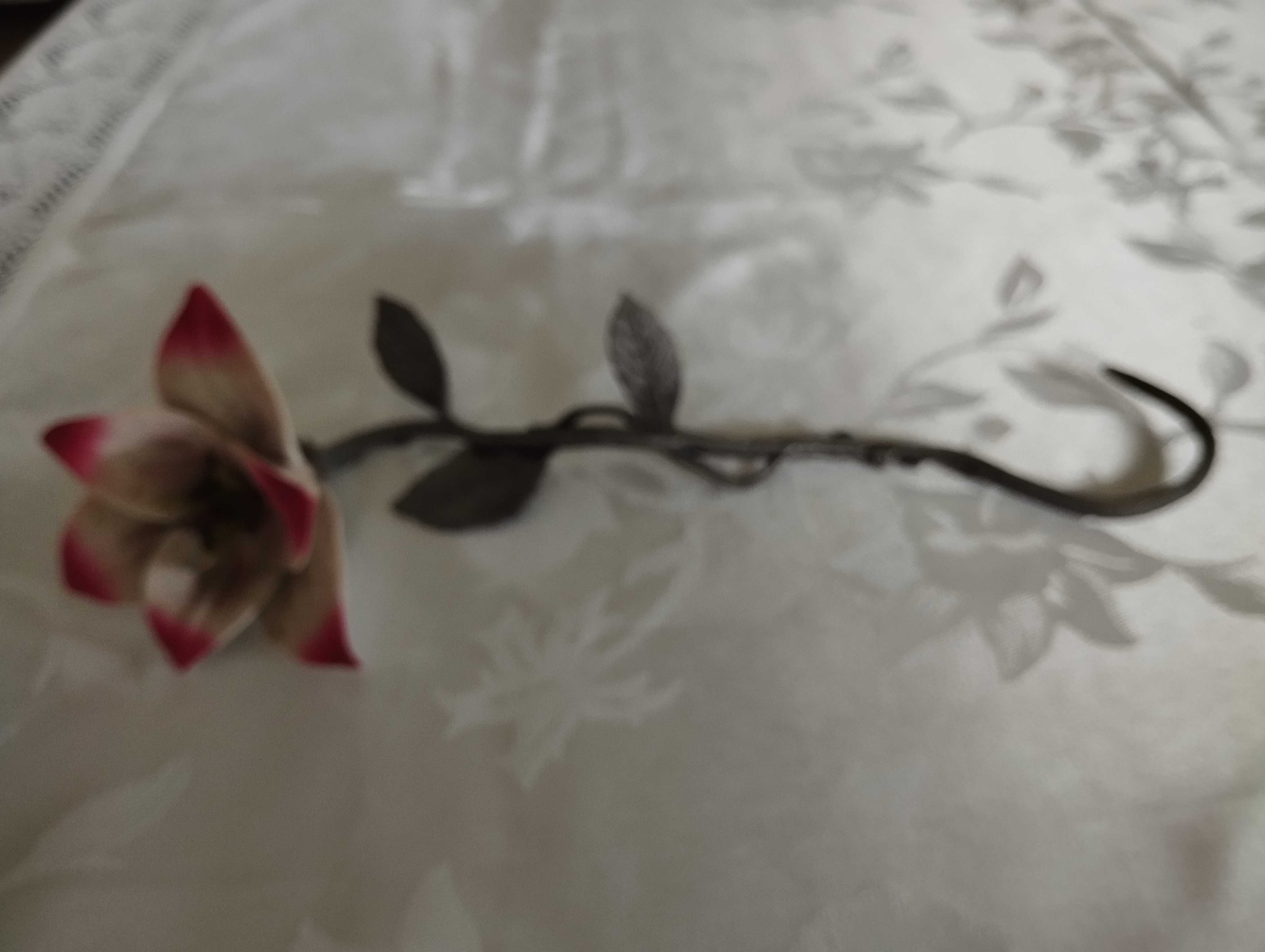 Flor em estanho e porcelana.