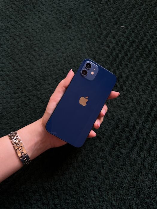 iPhone 12 на 64 ГБ синій