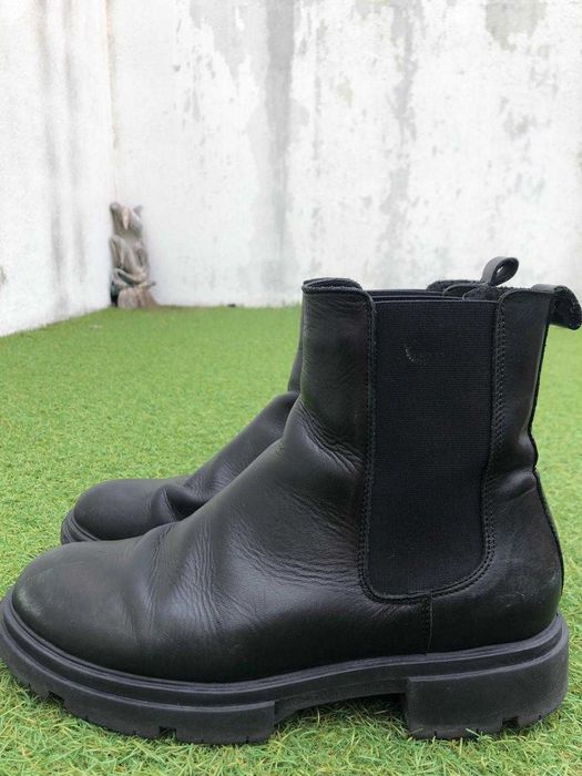 botas de couro pretas