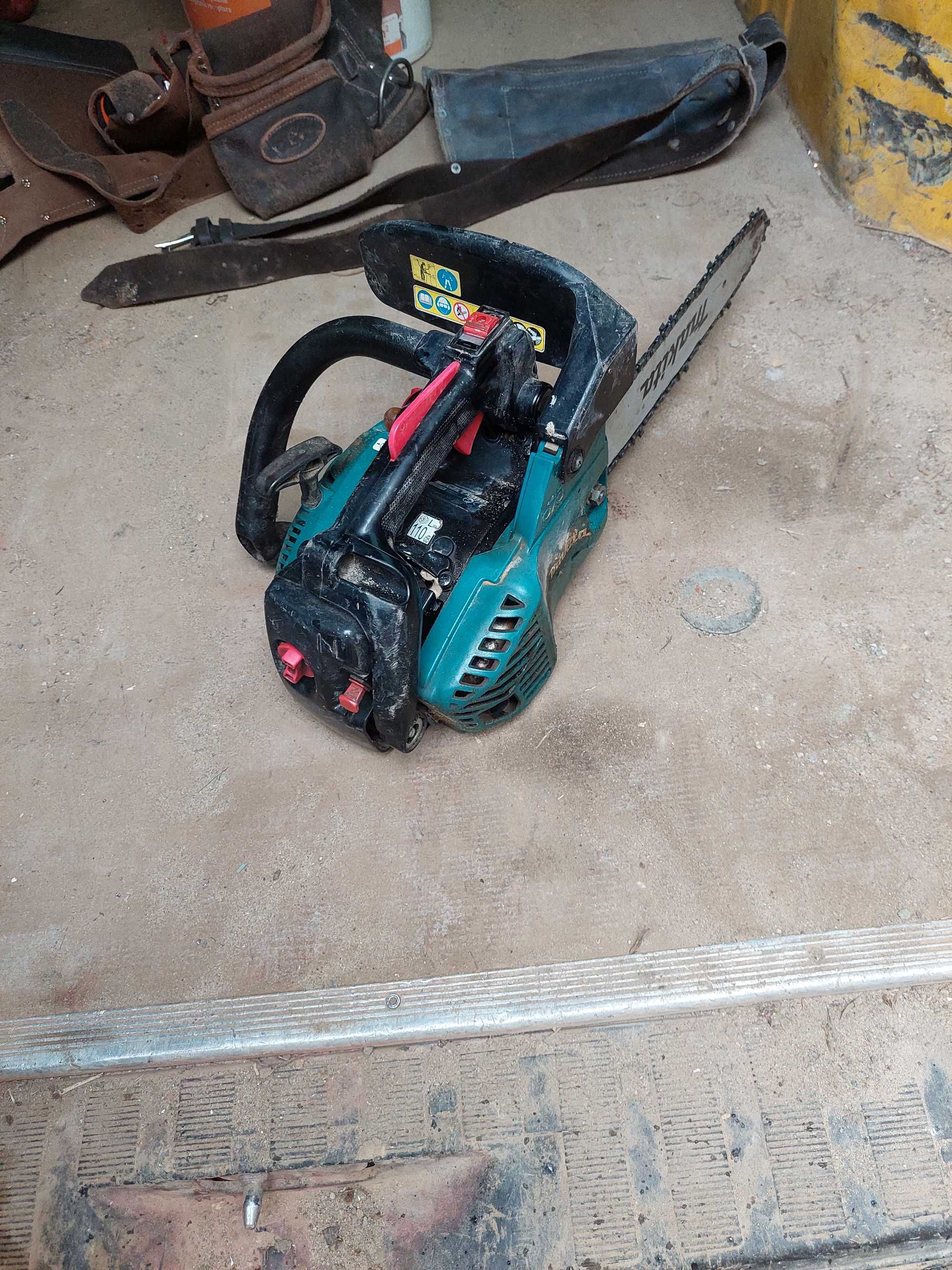 MAKITA EA3110T spalinowa pilarka łańcuchowa 30cm 1,4KM 2-suw