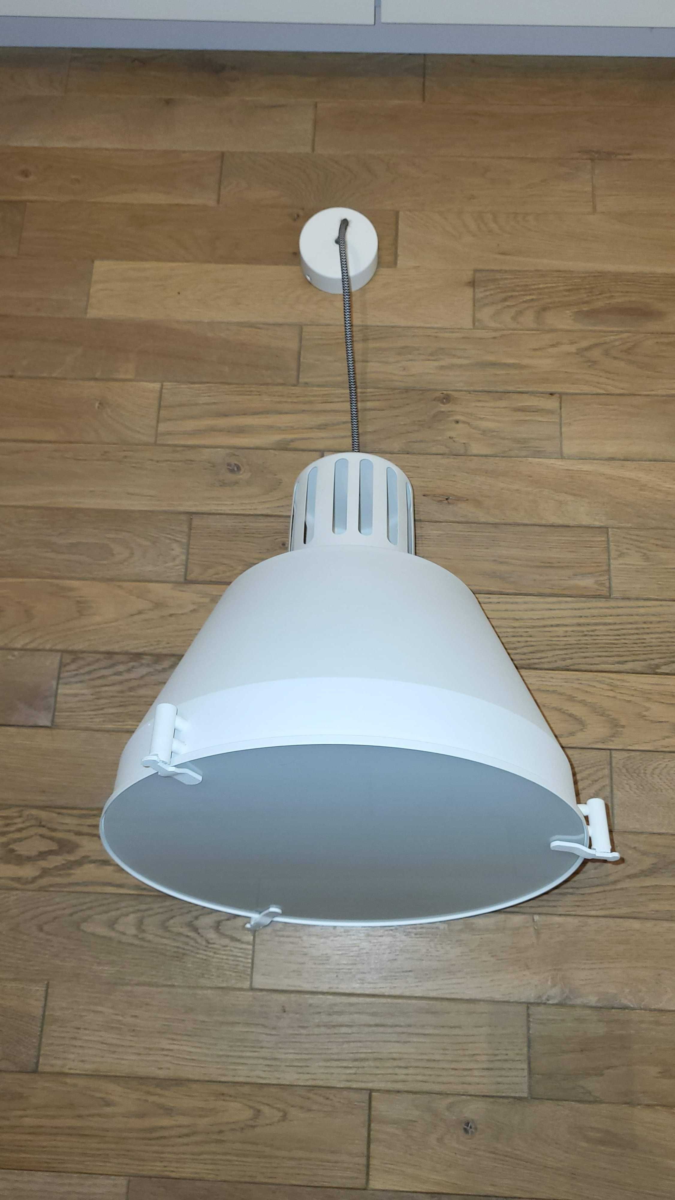 Biała metalowa lampa industrialna