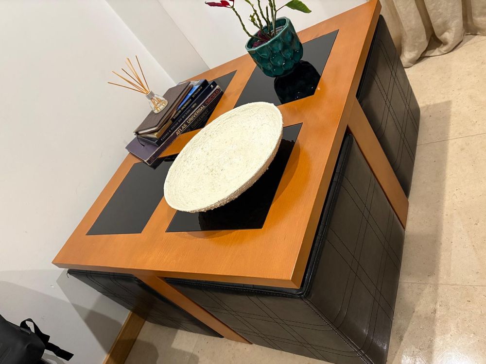 Mesa de centro de cerejeira com 4 pouffs