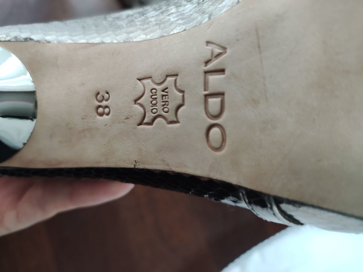 Sapato stiletto marca Aldo em tom cinzento aço, tamanho 38