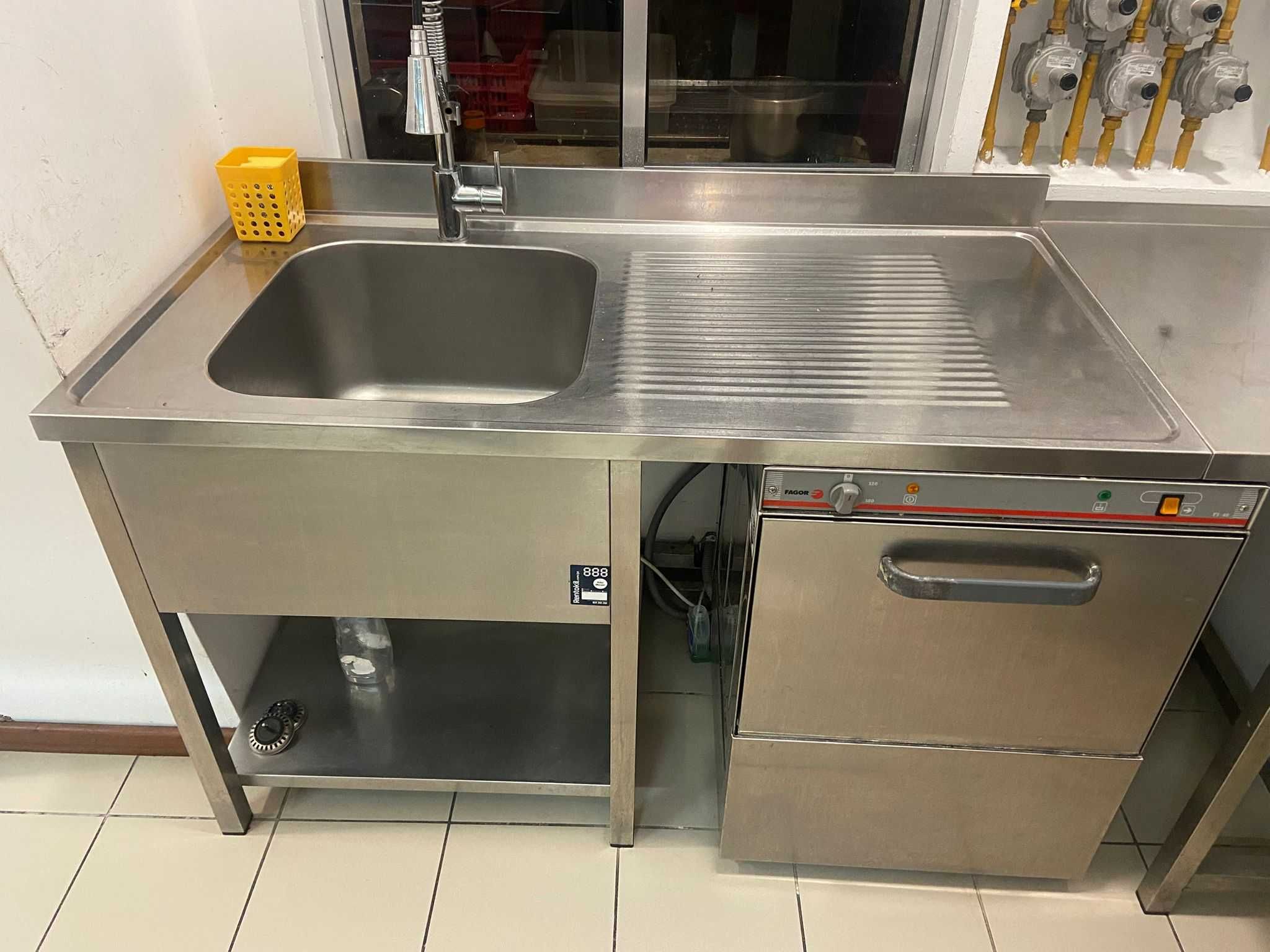 Bancada de cozinha individual com cuba e torneira